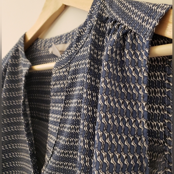 H&M Blue/White Wavy Retro Pattern V-Neck Sleeveless Blouse Size L - Picture 10 of 10